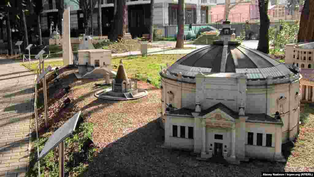 Для посетителей в парке представлены миниатюрные копии самых известных крымских памятников культуры и архитектуры