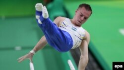 Олег Верняєв здобуває золоту нагороду у вправах на брусах на Олімпіаді в Ріо-де-Жанейро, 2016 рік, архівне фото