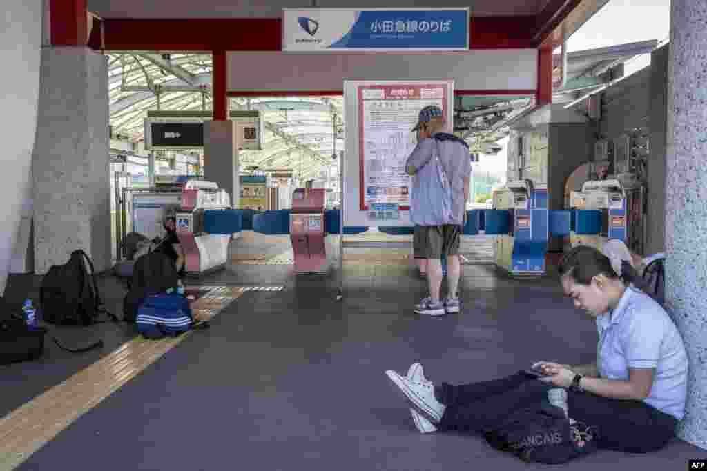 Ljudi čekaju ispred željezničke stanice u Fudžisavi koja je zatvorena zbog upozorenja na cunami, prefektura Kanagava, Japan, 30. jula 2025.