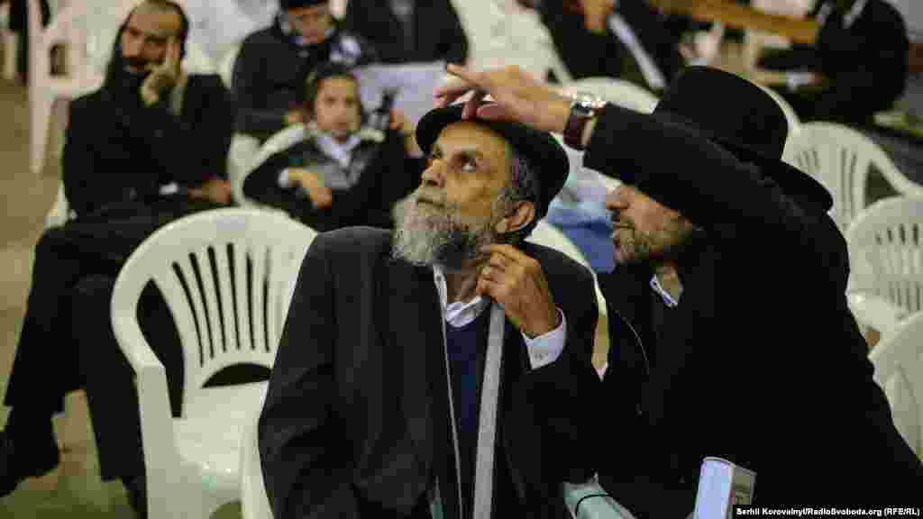 На світлинах видно, як хасиди зібрались на молитву у будівлі, яка в інші дні року має винятково промислове призначення – це звичайних цех радянських часів