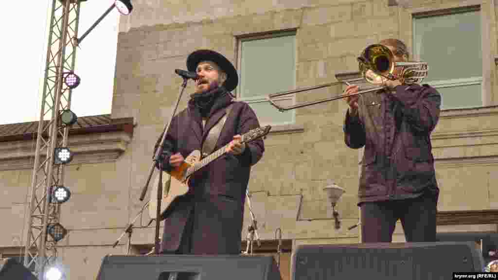 На «Ноябрьфесте» в Ялте, который проходил на территории завода «Массандра», выступила российская группа Uma2Rman