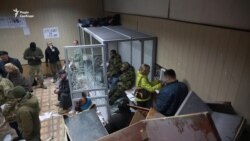 Наслідки нічної сутички в Святошинському суді, де обирали запобіжний захід Коханівському (відео) Наслідки нічної сутички в Святошинському суді, де обирали запобіжний захід Коханівському (відео)