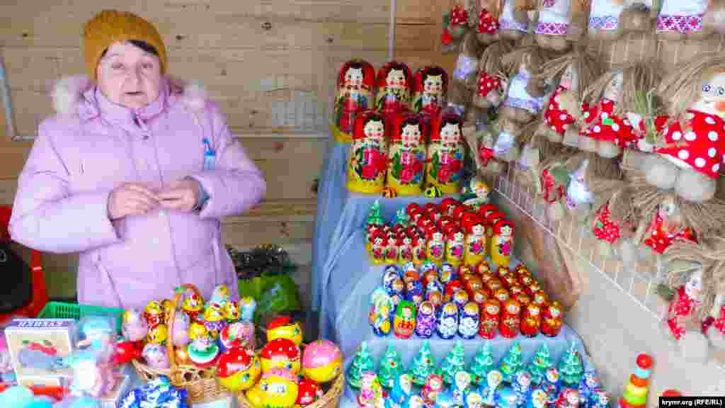 Російські матрьошки в асортименті. Ціна коливається від 250 до 5000 рублів (100-2000 грн) за штуку