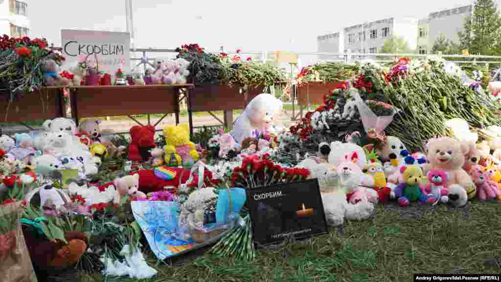 Игрушек и цветов стало значительно больше. 